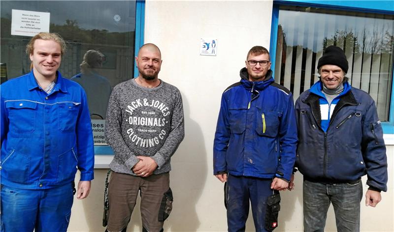Schwalbenfreundlicher Schrottplatz in Vienenburg Die Firma Bruno Neuman ist jetzt auch offiziell schwalbenfreundlich. Über die Plakette am Haus freuen sich Frederic Neumann (von links), Björn Niehus, Kevin Kühnelt und Alexander Neumann. Foto: Hohaus