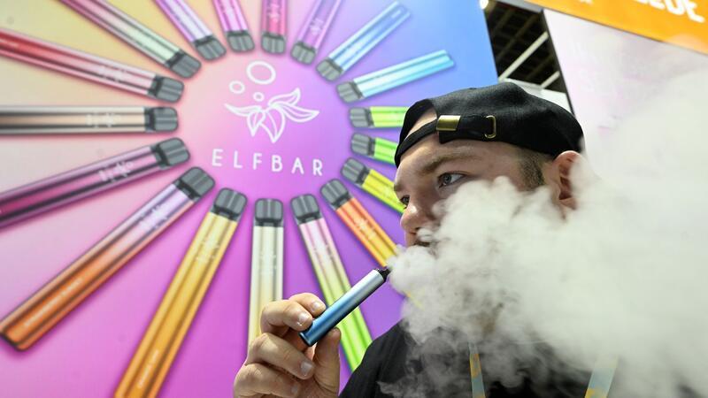 Die Firma Elfbar, die Einweg-E-Zigaretten im Sortiment hat, präsentiert Produkte bei der Intertabac 2023.