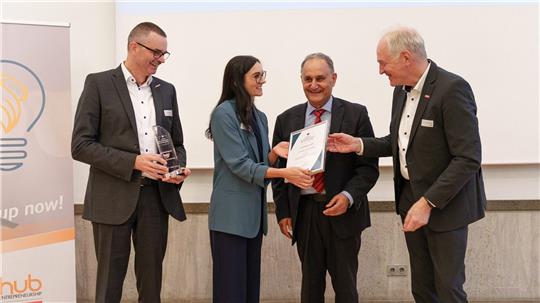Die Firma Stöbich würdigt innovative Ideen zum Unternehmertum mit ihrem Entrepreneurship-Preis. Die Preisträgerin Dr. Mirjam Nicole Streeb bekommt Urkunde und Trophäe überreicht von Alexander Dolipski (Sprecher der Geschäftsführung der Stöbich-Unternehmensgruppe, von links), Reza Asghari (Professur für Entrepreneurship an der TU Braunschweig und der Ostfalia Hochschule) und Prof. Dr. Arno Kwade (Leiter des Instituts für Partikeltechnik an der TU Braunschweig).