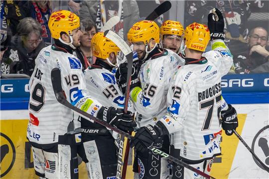 Die Fischtown Pinguins aus Bremerhaven haben erstmals das DEL-Viertelfinale erreicht.