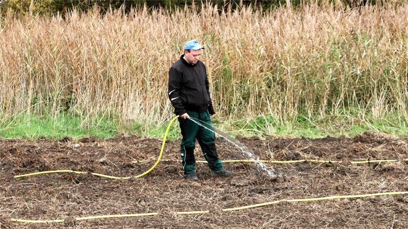 Wie eine alte Lutteraner Schlammfläche zum Spielplatz werden soll Die Fläche am Großen Weidenteich, auf der sich das umgezogene Biotop entwickeln soll, muss nach Abschluss der Erdarbeiten durchnässt werden.