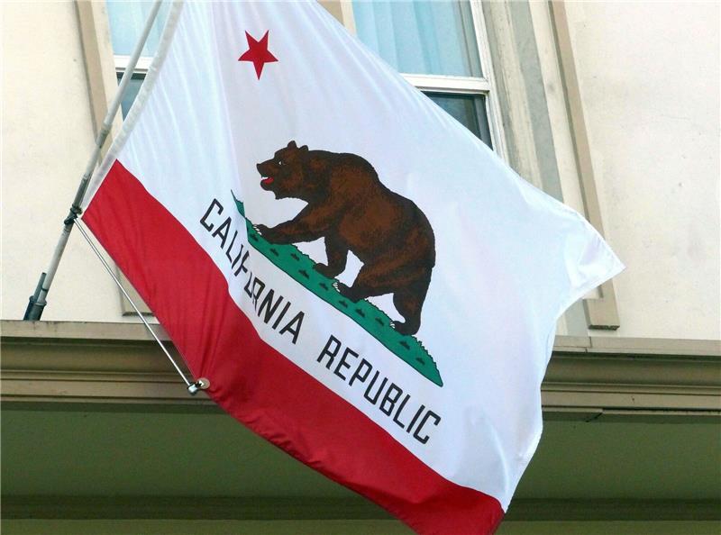 Familie in USA nach Entführung tot aufgefunden Die Flagge Kaliforniens: Im Merced County südöstlich von San Francisco wurden die Leichen dreier Erwachsener und eines Säuglings gefunden.