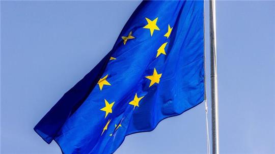 Die Flagge der Europäischen Union weht vor dem Gebäude des Europäischen Parlaments.