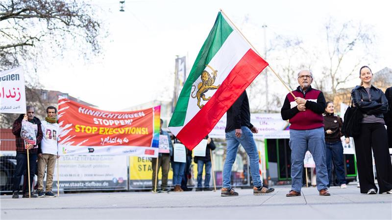 Die Flagge mit dem Löwen führte der Iran vor der Islamischen Revolution.
