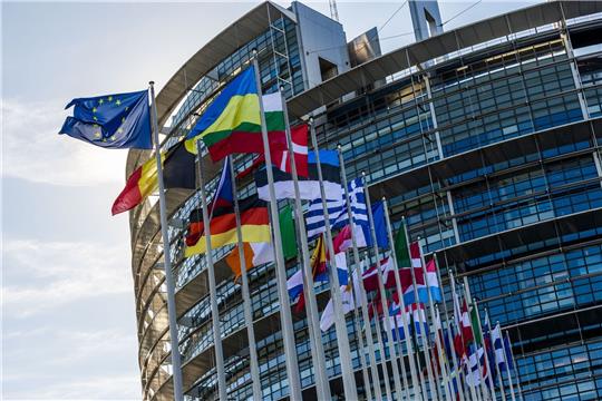 Die Flaggen der Europäischen Union, der Ukraine und der Mitgliedsstaaten der EU vor dem Gebäude des Europäischen Parlaments in Straßburg.