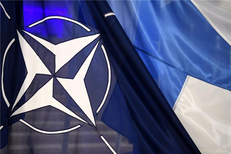 Finnland auf dem Weg in die Nato Die Flaggen der Nato (l) und von Finnland.