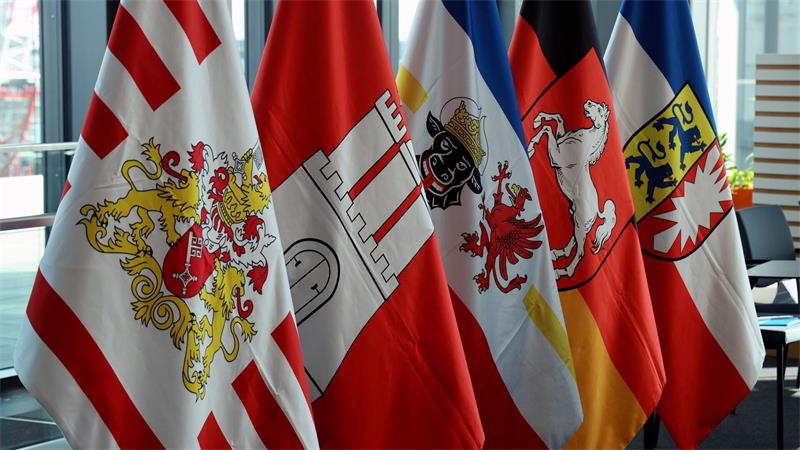 Die Flaggen der fünf norddeutschen Bundesländer bei der Konferenz in Rostock.