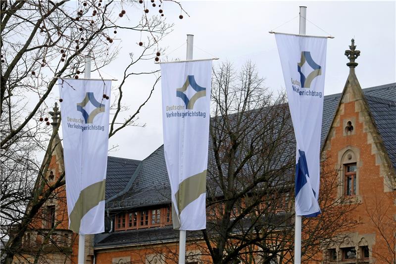 Verkehrsgerichtstag in Goslar: Lokführer streiken zum Start Die Flaggen sind gehisst: Der Verkehrsgerichtstag beginnt offiziell am Donnerstag, doch bereits am Mittwoch stehen die ersten Programmpunkte an. Fotos: Epping, dpa