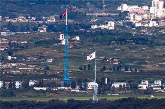 Die Flaggen von Nordkorea und Südkorea flattern im Wind, aufgenommen im Grenzgebiet zwischen den beiden Koreas in Paju.