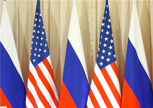 Die Flaggen von Russland und den USA.