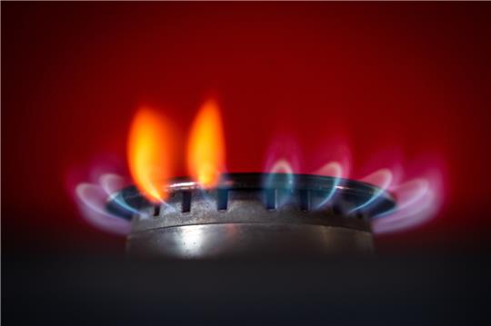 Die Flamme eines Gasherdes brennt in einer Küche. Symbolbild: picture alliance/dpa | Frank Rumpenhorst