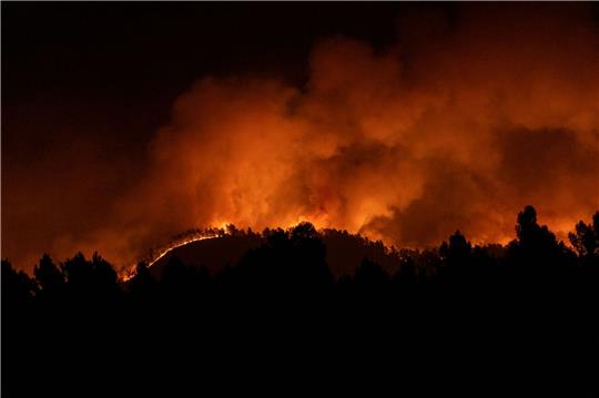 Die Flammen breiten sich in der Nähe des Dorfes Villanueva de Viver in Aragonien aus.