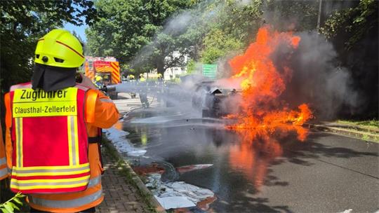 Die Flammen greifen vom brennenden Pkw auch auf die Vegetation über.