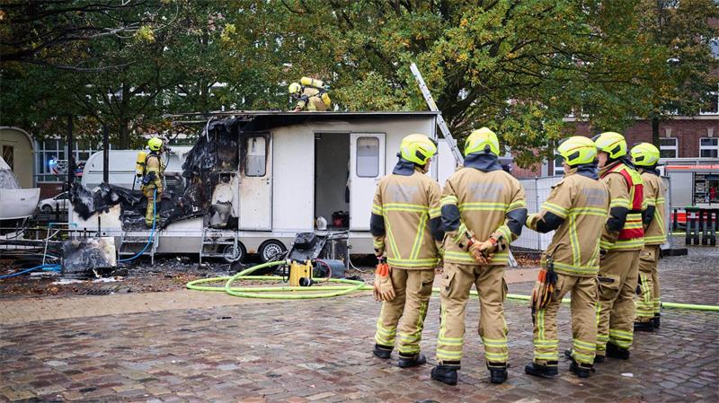 Feuer auf Freimarkt - Flammen zerstören Anhänger Die Flammen griffen auf zwei weitere Fahrzeuge über.