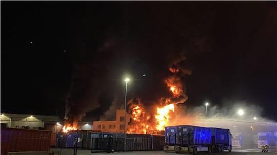 Die Flammen schlagen aus den Containern.