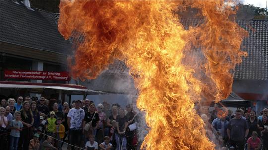 Die Flammen schlagen hoch: Die Feuerwehr hat eindrucksvolle Szenarien für ihre Leistungsschau vorbereitet.