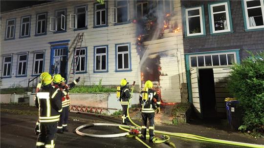 Die Flammen schlagen von der Fassade auf die darüber liegende Wohnung über.