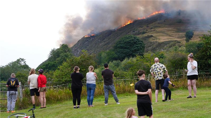 Brand auf Berg in Edinburgh Die Flammen sind in der Umgebung zu sehen.