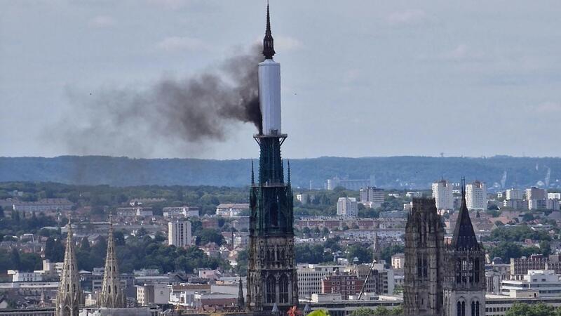 Brand im Turm der Kathedrale von Rouen Die Flammen über dem Turm der Kathedrale von Rouen waren weithin sichtbar.