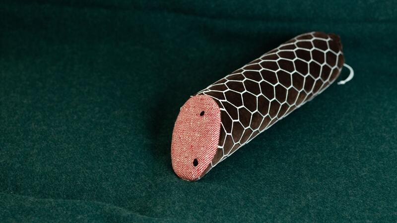 Flausch-Wurst und Cord-Flamme: Kuschelobjekte für Erwachsene Die Flausch-Objeke mancher Firmen versprechen nicht nur eher ergonomisch, sondern auch optisch eher Erwachsene an.