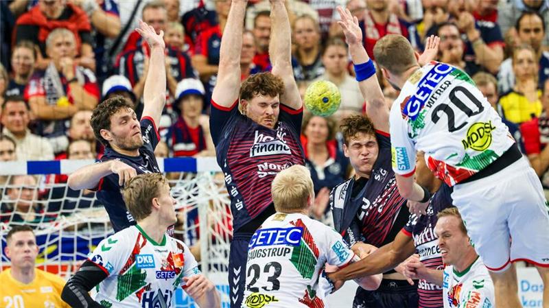 SC Magdeburg gewinnt bei der SG Flensburg-Handewitt Die Flensburger Abwehr verteidigt den Wurf des Magdeburgers Philipp Weber.