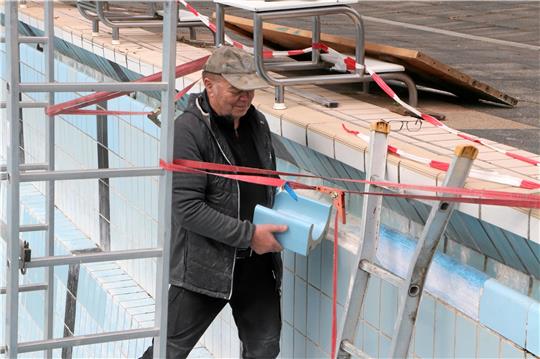 Die Fliesen für die Wiesbadener Rinne am Hornburger Schwimmerbecken sind Extraanfertigungen. In Eigenleistung bessern Ehrenamtliche die Schäden im Bad aus. Foto: Gereke