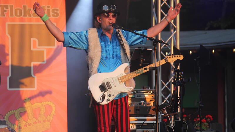 King Seppys Flokatis machen Stimmung am Altenauer Okerteich Die Flokatis animieren das Publikum zum Mitmachen.