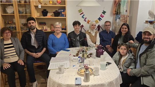 Die Flüchtlingshelfer von einst um Hanna Kopischke (l.), Karin Niemeyer (3.v.l.) und Renning Duckstein (4. v.r.) mit (v.r.) Ahmed, Rita, Yara, Heba, Hasan und Ammar aus Syrien, die in Bad Harzburg ein neues Zuhause gefunden haben.