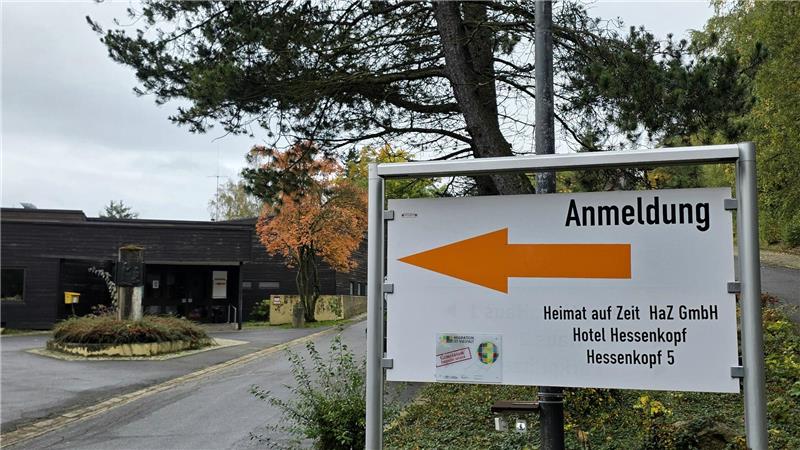 Goslarer Flüchtlingsunterkunft: statt 130 nur noch 80 Plätze Die Flüchtlingsunterkunft in Haus Hessenkopf in Goslar, auch "Schutzzentrum" genannt, wird seit März 2023 vom Landkreis Goslar angemietet. Weil weniger Flüchtlinge in den Landkreis kommen, wird die Anzahl der Plätze deutlich verringert.