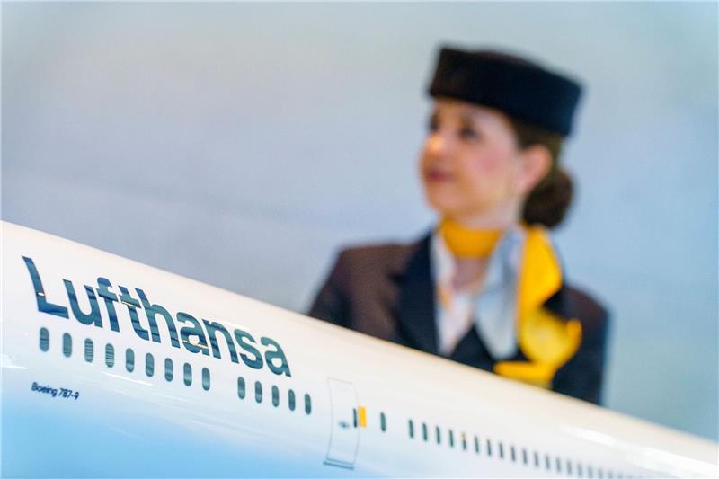 Ufo fordert mehr Geld für Lufthansa-Flugbegleiter Die Flugbegleitergewerkschaft Ufo fordert 15 Prozent mehr Geld für die Kabinenbeschäftigten der Lufthansa.