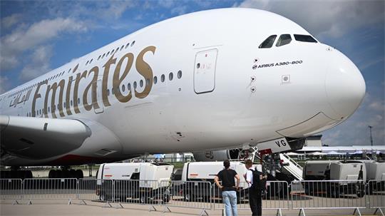 Die Fluggesellschaft Emirates präsentierte in den vergangenen Jahren bei der ILA am Flughafen Berlin-Brandenburg eine ihrer Maschinen - künftig darf die Airline den Flughafen auch tatsächlich ansteuern. (Archivbild)