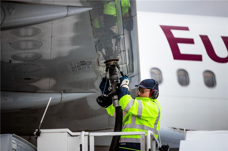 Die Fluggesellschaft Eurowings will während des Lufthansa-Warnstreiks volles Programm fliegen.