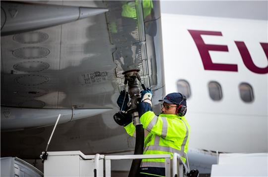 Die Fluggesellschaft Eurowings will während des Lufthansa-Warnstreiks volles Programm fliegen.