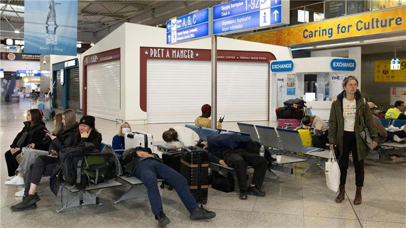 Streiks in Griechenland - keine Flüge und Fähren Die Fluglotsen streiken mit - zum Ärger der Reisenden, die ausharren müssen