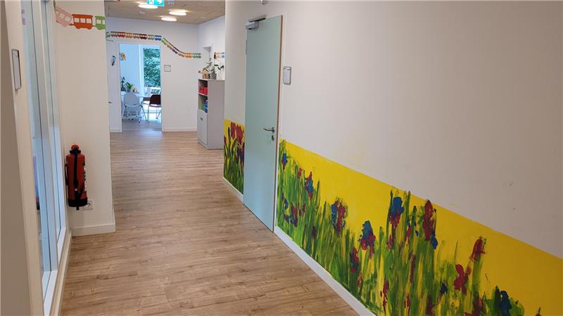 Für Beeinträchtigte: Lebenshilfe weiht Neubau in Harlingerode ein Die Flure sind bereits durch die jungen Bewohnerinnen und Bewohner in Besitz genommen: Die Wände sind an einigen Stellen schon bemalt und geschmückt.