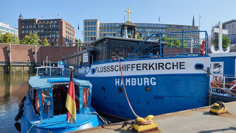 Die Flussschifferkirche in Hamburg ist die einzige Kirche mit einem festen Liegeplatz. 