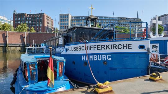 Die Flussschifferkirche in Hamburg ist die einzige Kirche mit einem festen Liegeplatz. 