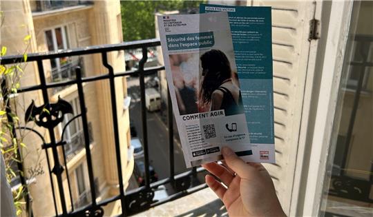 Die Flyer mit Verhaltenstipps für Frauen gegen sexuelle Belästigung im öffentlichen Raum sorgen in Frankreich für Wirbel.