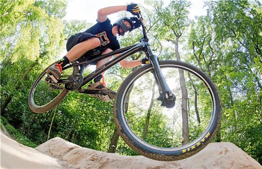 Die Fördermittel aus dem Startklar-Programm müssen bis 31. Dezember 2023 verwendet werden – dann muss der Pumptrack fertig sein.  Symbolfoto: Julian Stratenschulte/dpa