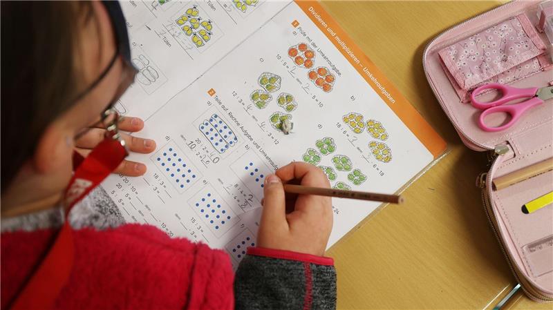 Jungen sind erst nach Schulstart besser in Mathe als Mädchen Die Förderung aller Kinder gleichermaßen ist bedeutend. (Archivbild)