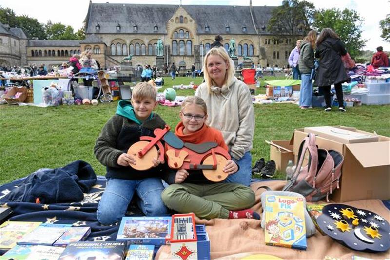 Flohmarkt und Weindorf sind auch ohne Musik Publikumsmagnete Die Fohmarktdebütanten Luca und Luis (11), wie auch ihre Mutter Sabrina Most aus Hahndorf dick gegen den kühlen Wind eingepackt, haben sich mit dem Verkauf ihrer aussortierten Spielsachen das Taschengeld aufgebessert.