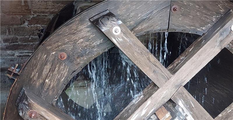 Pfingstpilgern in das Dorf an der Ecker Die Folgen der Fäulnisschäden am Wasserrad der Mühle Otto: Das kühle Nass fließt durch die morschen Radschaufeln hindurch, anstatt ihm ordentlich Schwung zu geben, um das technische Denkmal in Gang zu bringen.