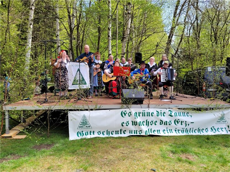 Nach vier Jahren: Bad Harzburg begrüßt am Molkenhaus den Mai Die Folklore-Gruppe „Die Okertaler“ musizieren in Originaltrachten des Braunschweiger Landes aus dem 18. Jahrhundert. Foto: Exner