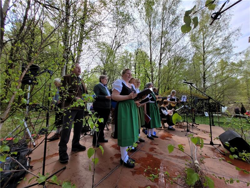 Nach vier Jahren: Bad Harzburg begrüßt am Molkenhaus den Mai Die Folklore-Gruppe Schulenberg eröffnet die Veranstaltung unter anderem mit der berühmten „Köhlerliesel“ sowie einigen Anekdoten. Foto: Exner