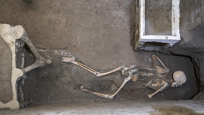 Die Forscher gehen davon aus, dass es die Überreste einer Frau und eines Mannes sind, die vor dem Ausbruch des Vesuvs in einem Raum Schutz suchten.