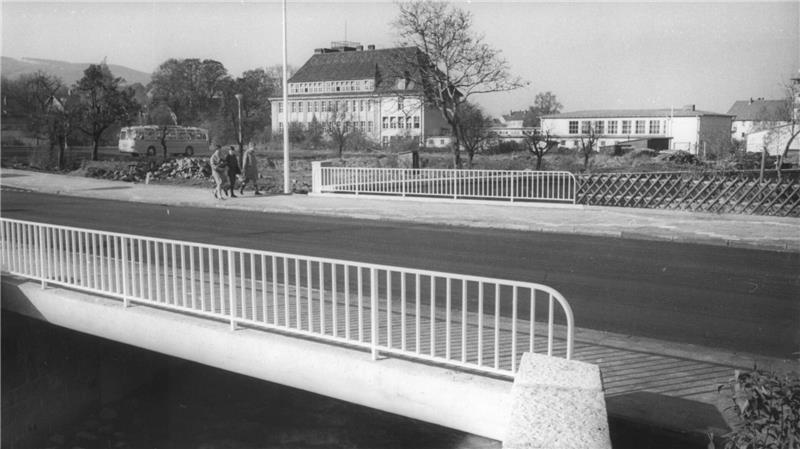 Eine neue Straße für Bad Harzburgs neues Rathaus Die Forstwiese im Oktober 1966 mit freiem Blick aufs Werner-von-Siemens-Gymnasium. Das Rathaus stand zu diesem Zeitpunkt nämlich noch nicht.