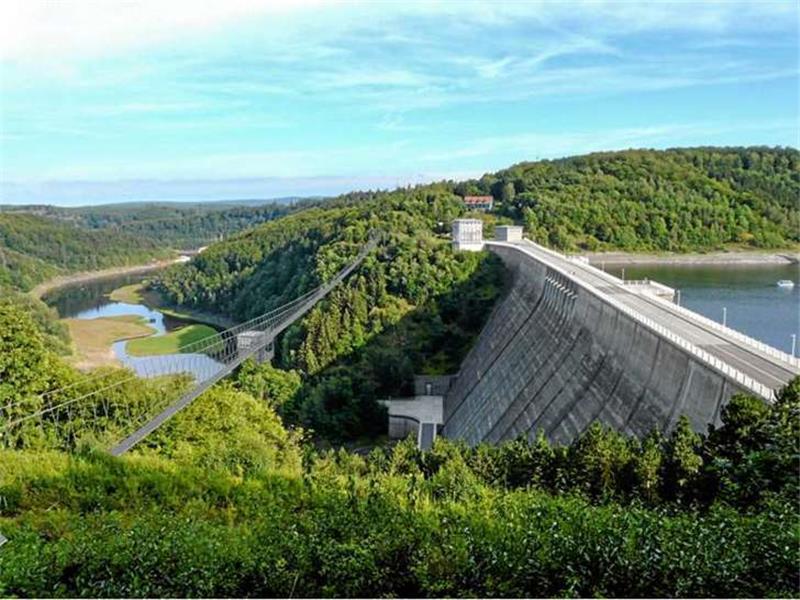 Die Fotomontage von Harzdrenalin zeigt den geplanten Hängebrückenverlauf an der Rappbodetalsperre.