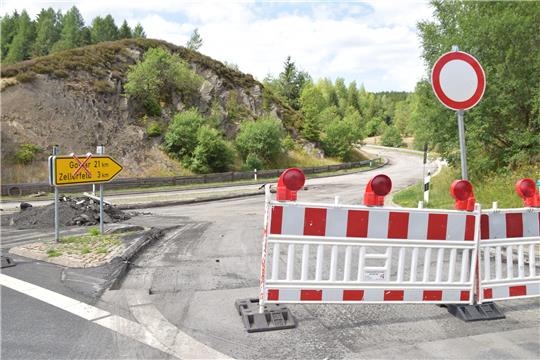 Die Fräsarbeiten auf der gesperrten K 37 sind weitestgehend abgeschlossen. Nach weiteren Bordarbeiten kommt der neue Asphalt auf die Straße. Foto: Neumann