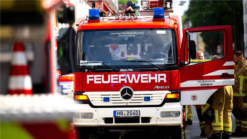 Die Frage, ob ein Bremer Feuerwehrmann aus dem Beamtenverhältnis entlassen werden durfte, muss erneute geklärt werden. (Archivbild) 