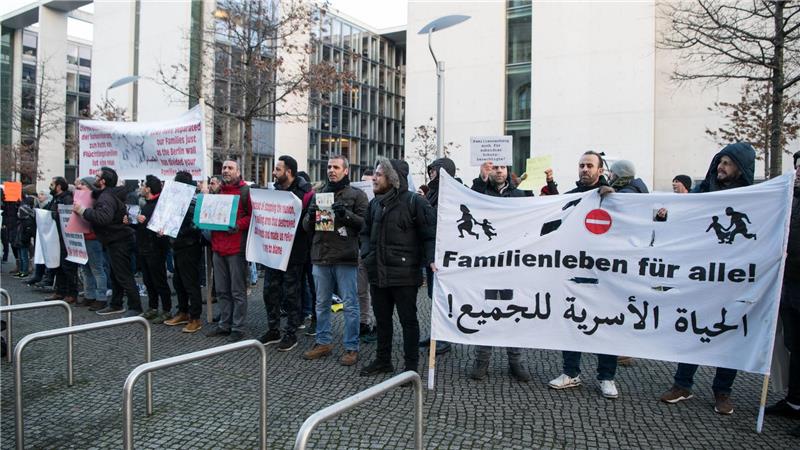 Die Frage, ob und in welchem Umfang auch Menschen mit subsidiärem Schutz ihre Angehörigen zu sich nach Deutschland holen dürfen, beschäftigt die Politik seit Jahren. (Archivbild)